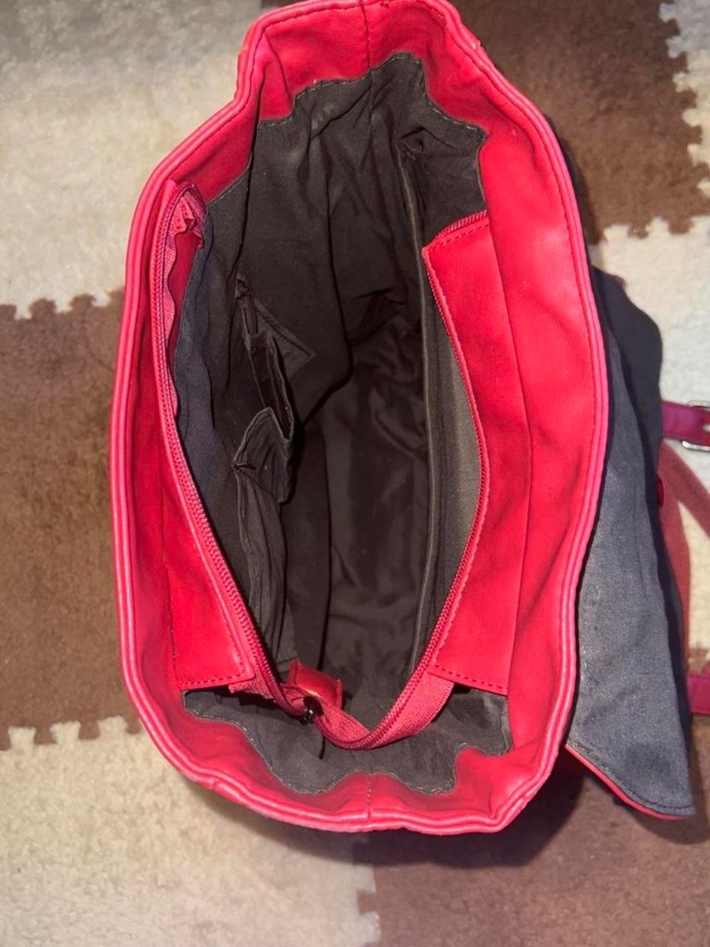 Red leather backpack - Picture 4 of 6